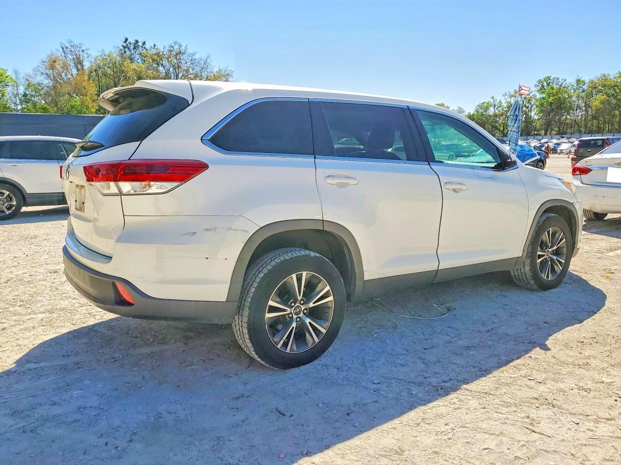 2019 Toyota Highlander Le - Фото 3
