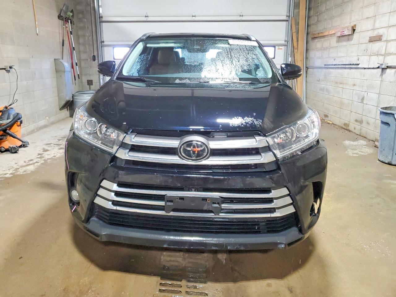 2018 Toyota Highlander Limited Platinum - Image 5