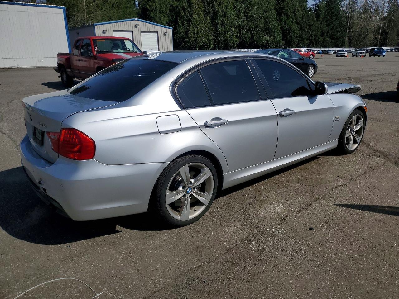 2011 BMW 335 Xi - Image 3