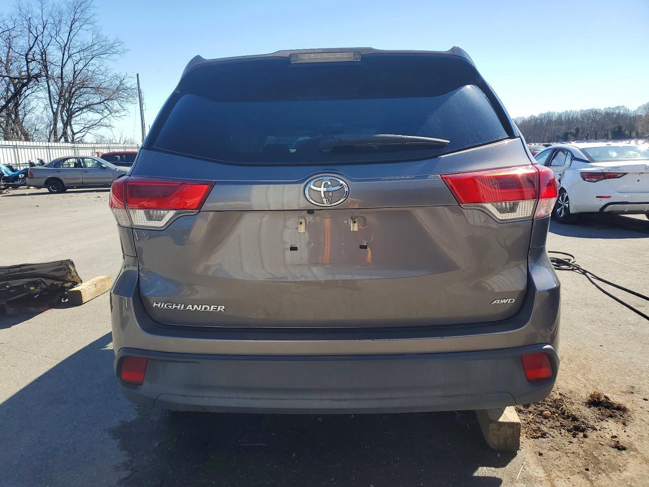 2018 Toyota Highlander Le - Image 6