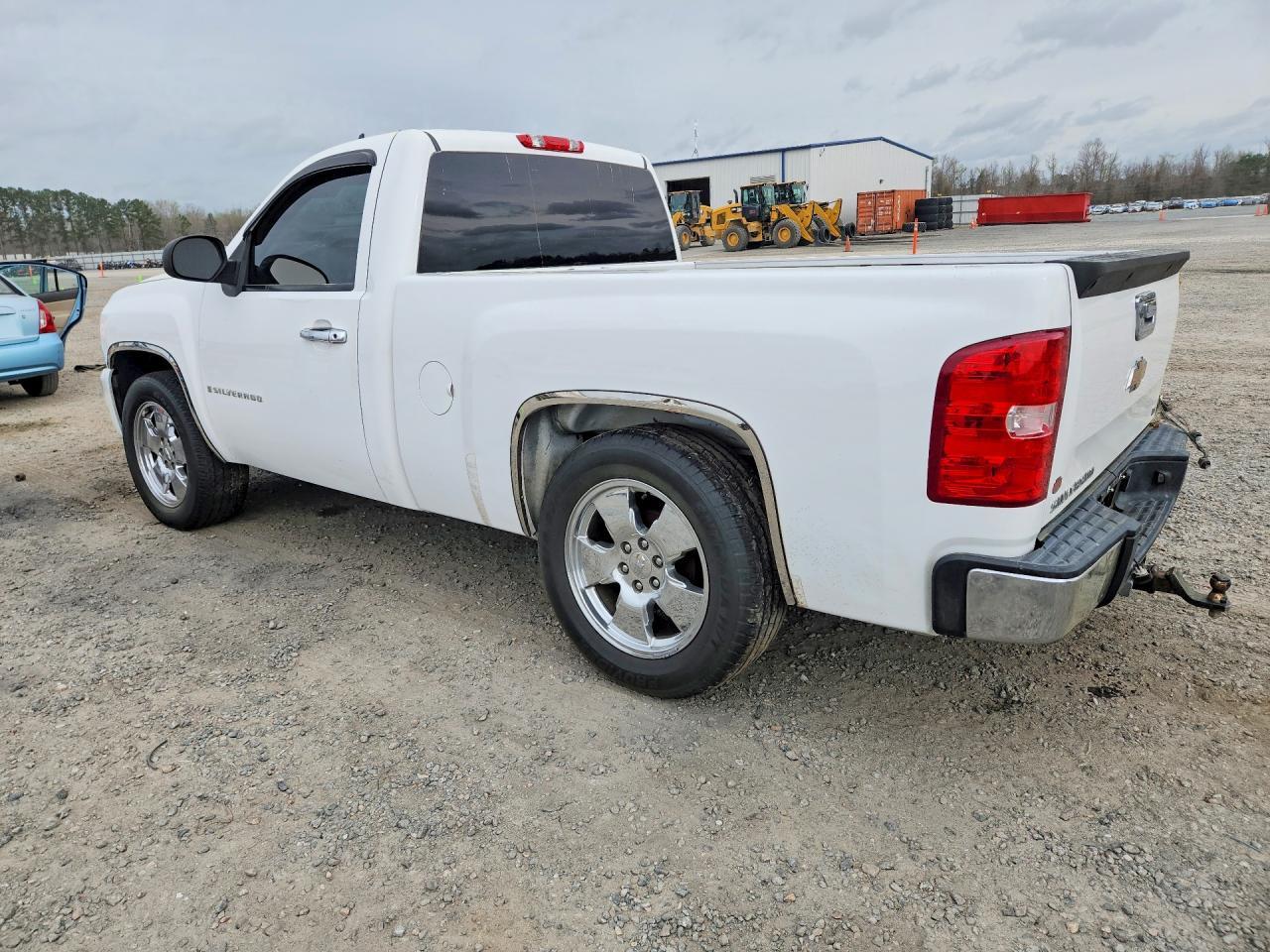 2007 Chevrolet Silverado C1500 - Image 2