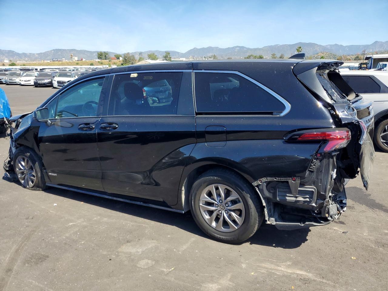 2021 Toyota Sienna Le 8-Passenger - Фото 2