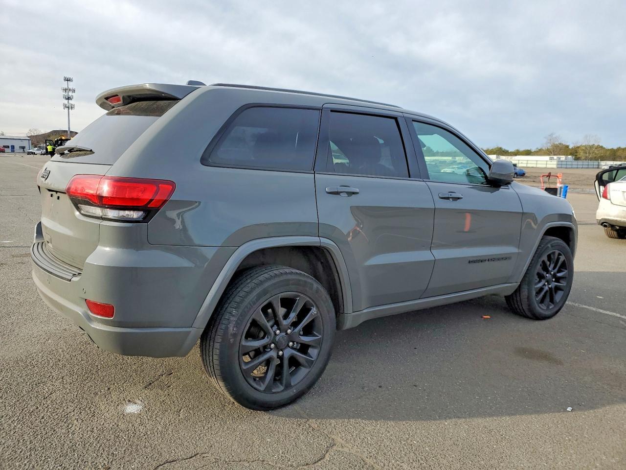 2020 Jeep Grand Cherokee Laredo - Image 3