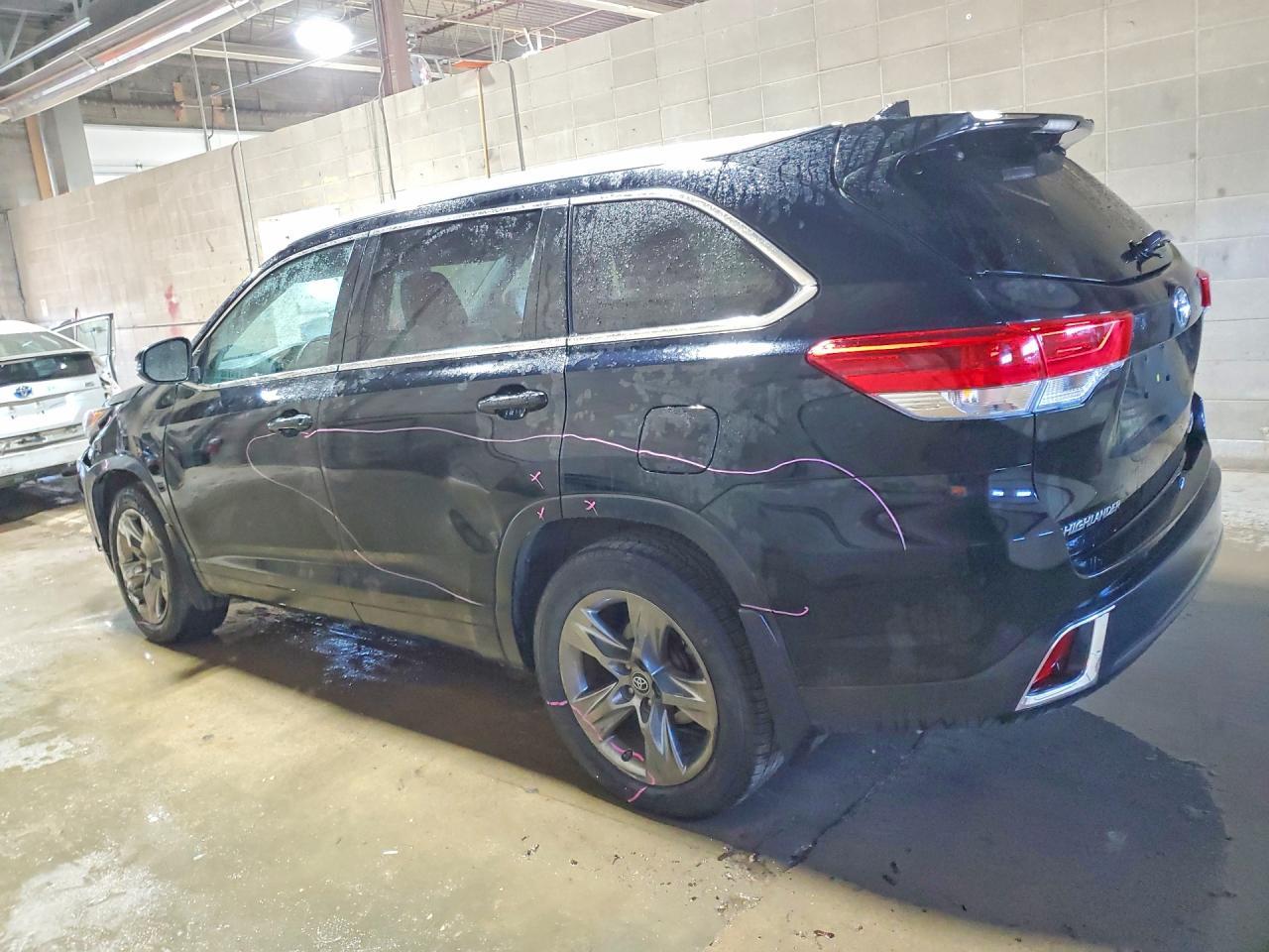 2018 Toyota Highlander Limited Platinum - Image 2
