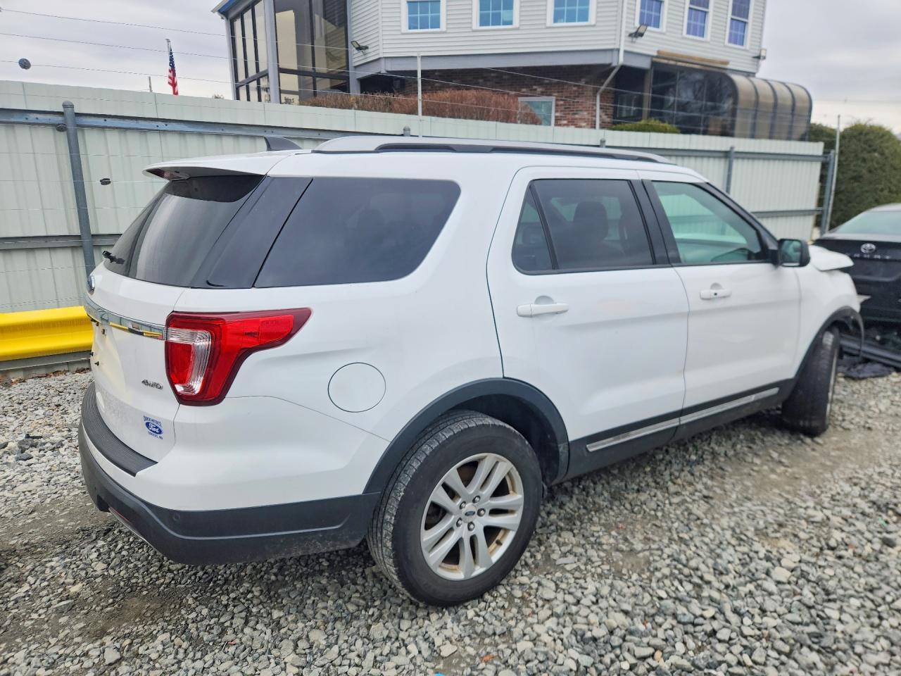 2019 Ford Explorer Xlt - Фото 3