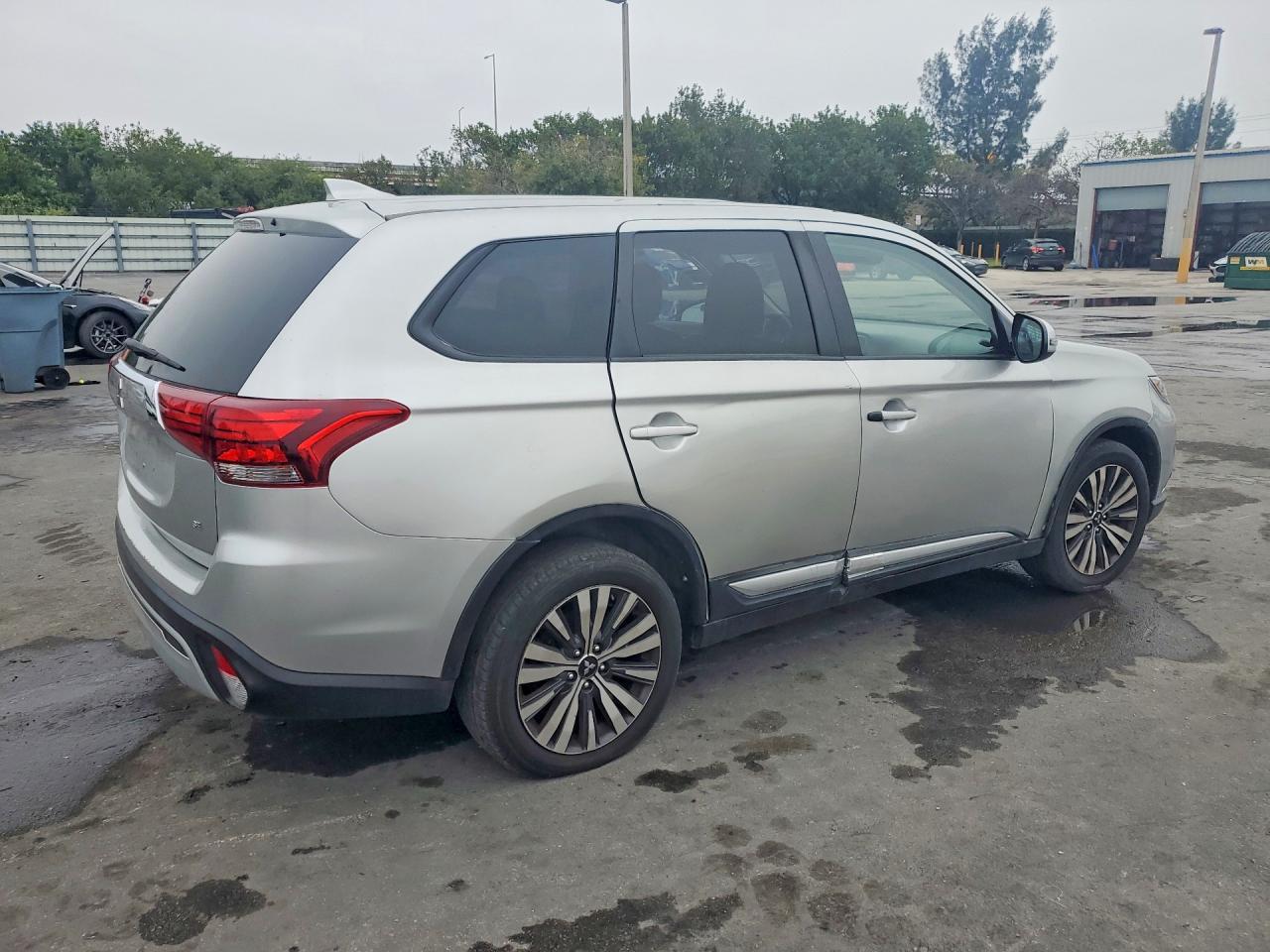 2020 Mitsubishi Outlander Se - Image 3