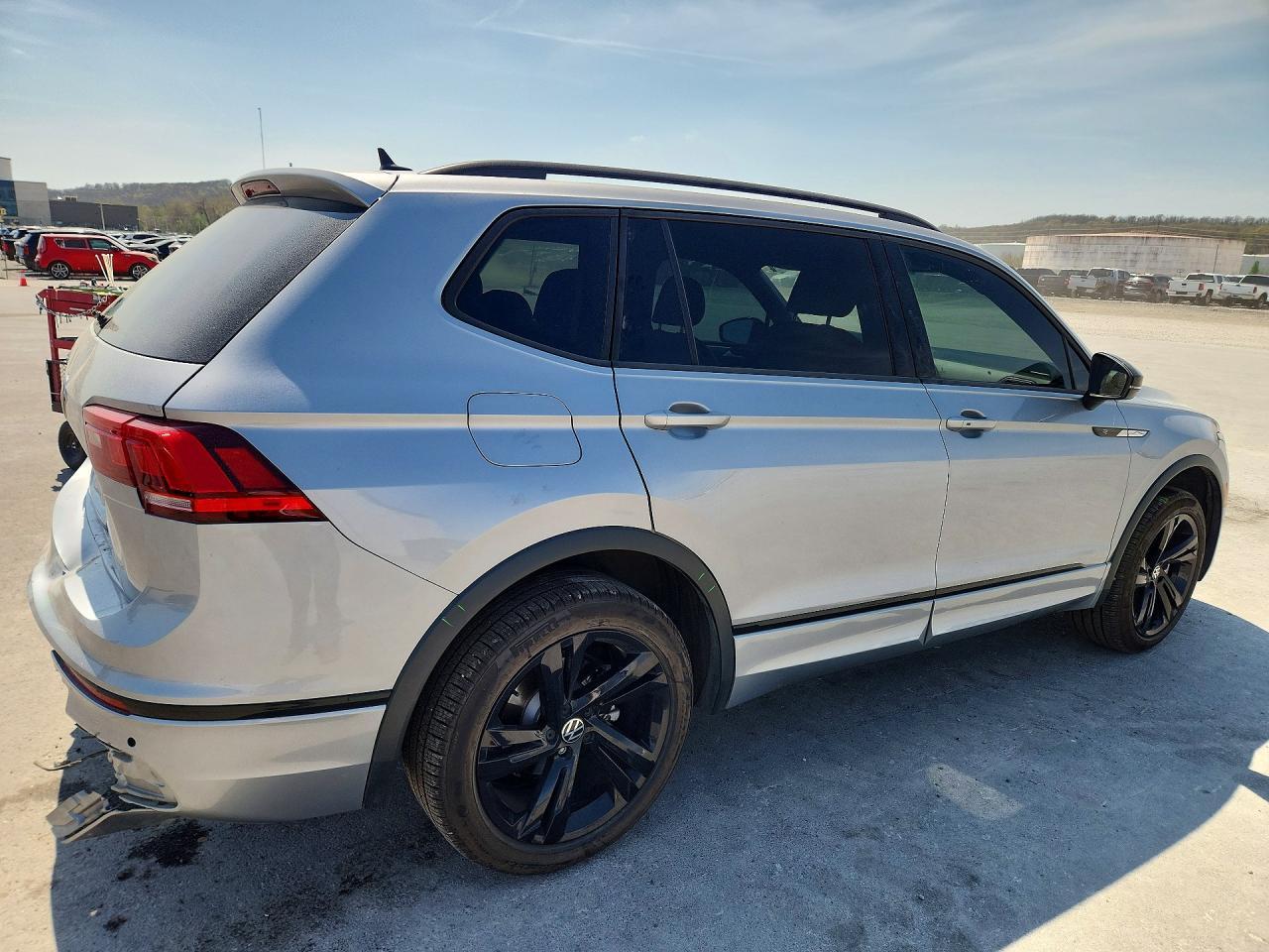 2023 Volkswagen Tiguan Se R-Line Black - Image 3