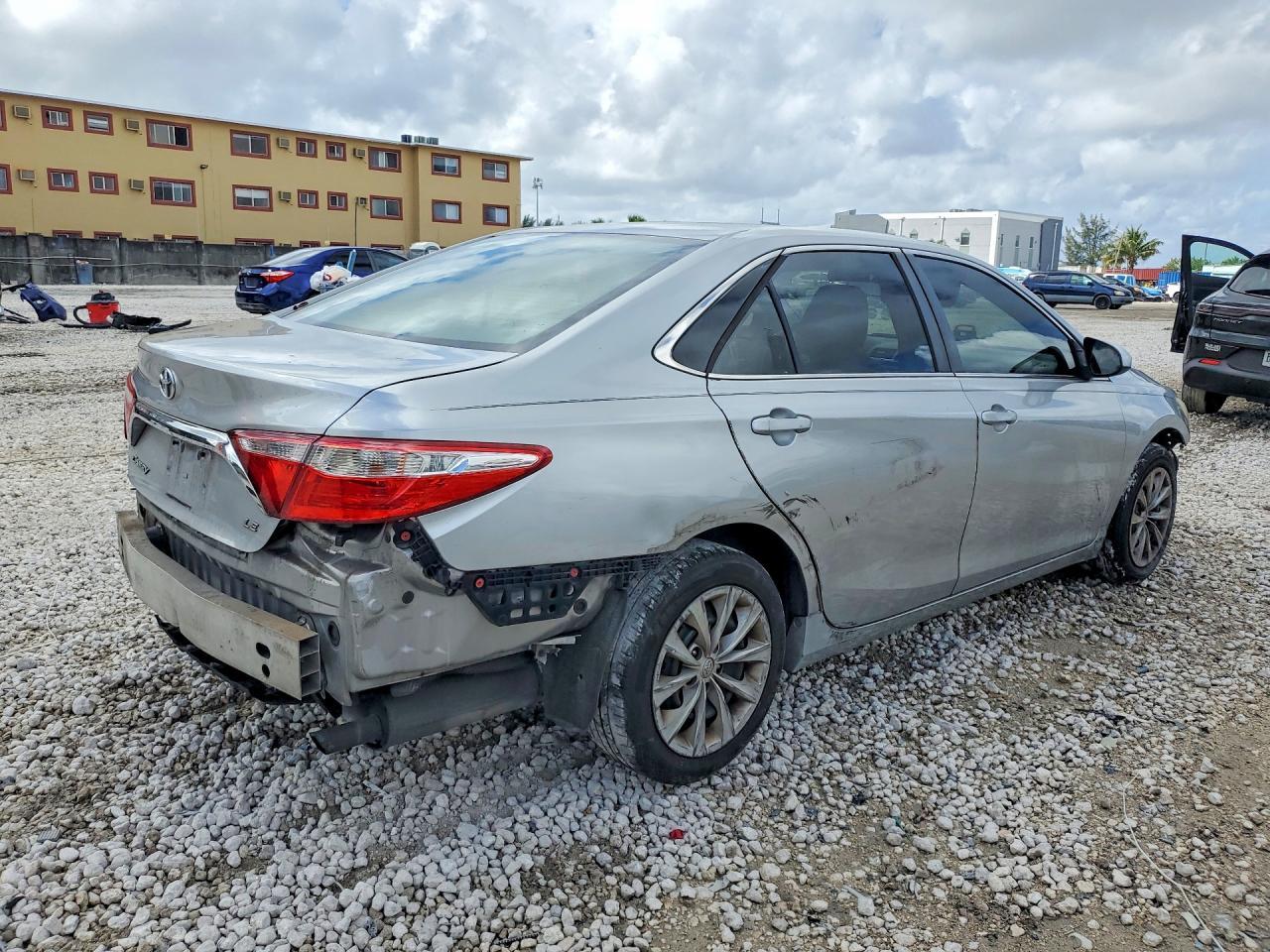 2015 Toyota Camry Le - Фото 3