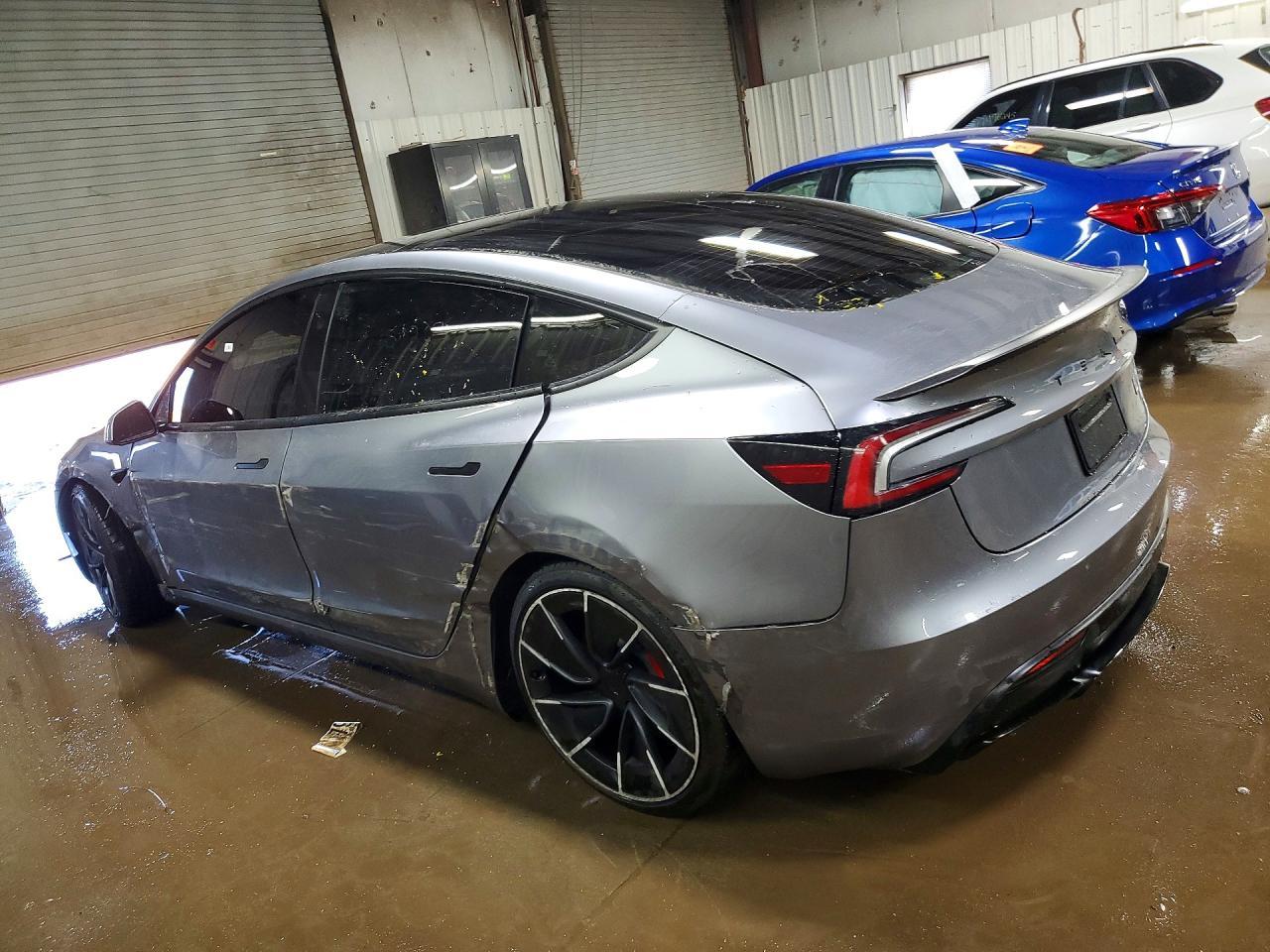 2026 Tesla Model 3 - Фото 2