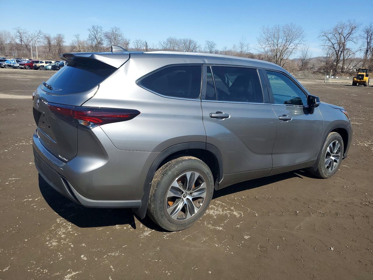 2025 Toyota Highlander Xle - Image 3