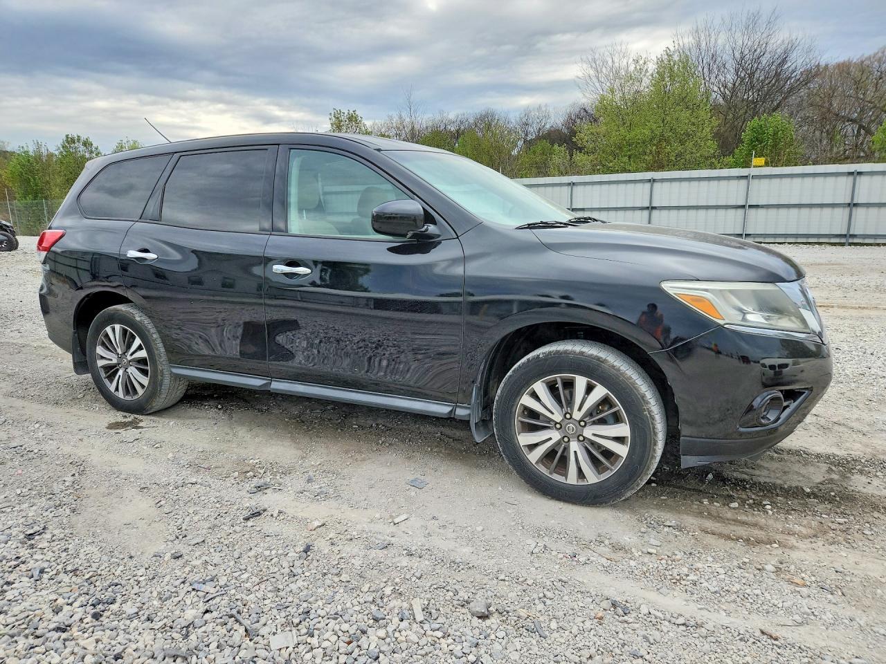 2014 Nissan Pathfinder S - Image 4