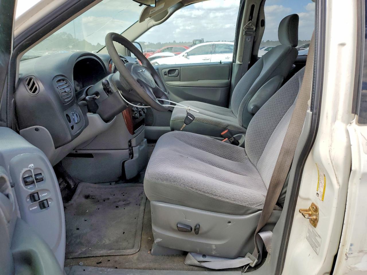 2005 Chrysler Town & Country Lx - Image 7