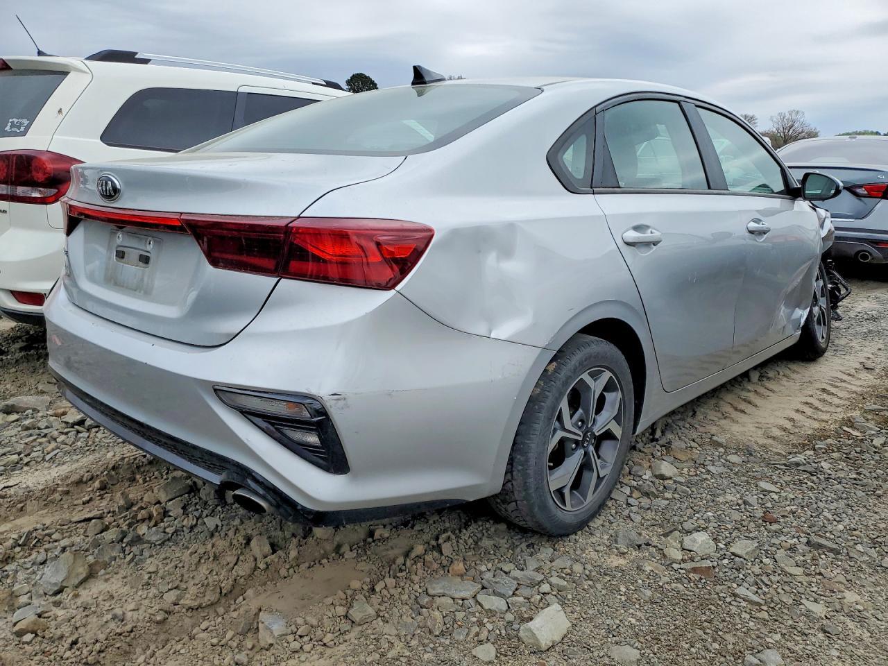 2021 Kia Forte Lxs - Фото 3