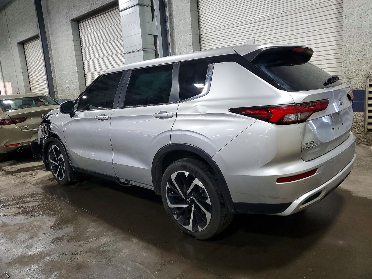 2023 Mitsubishi Outlander Se - Image 2