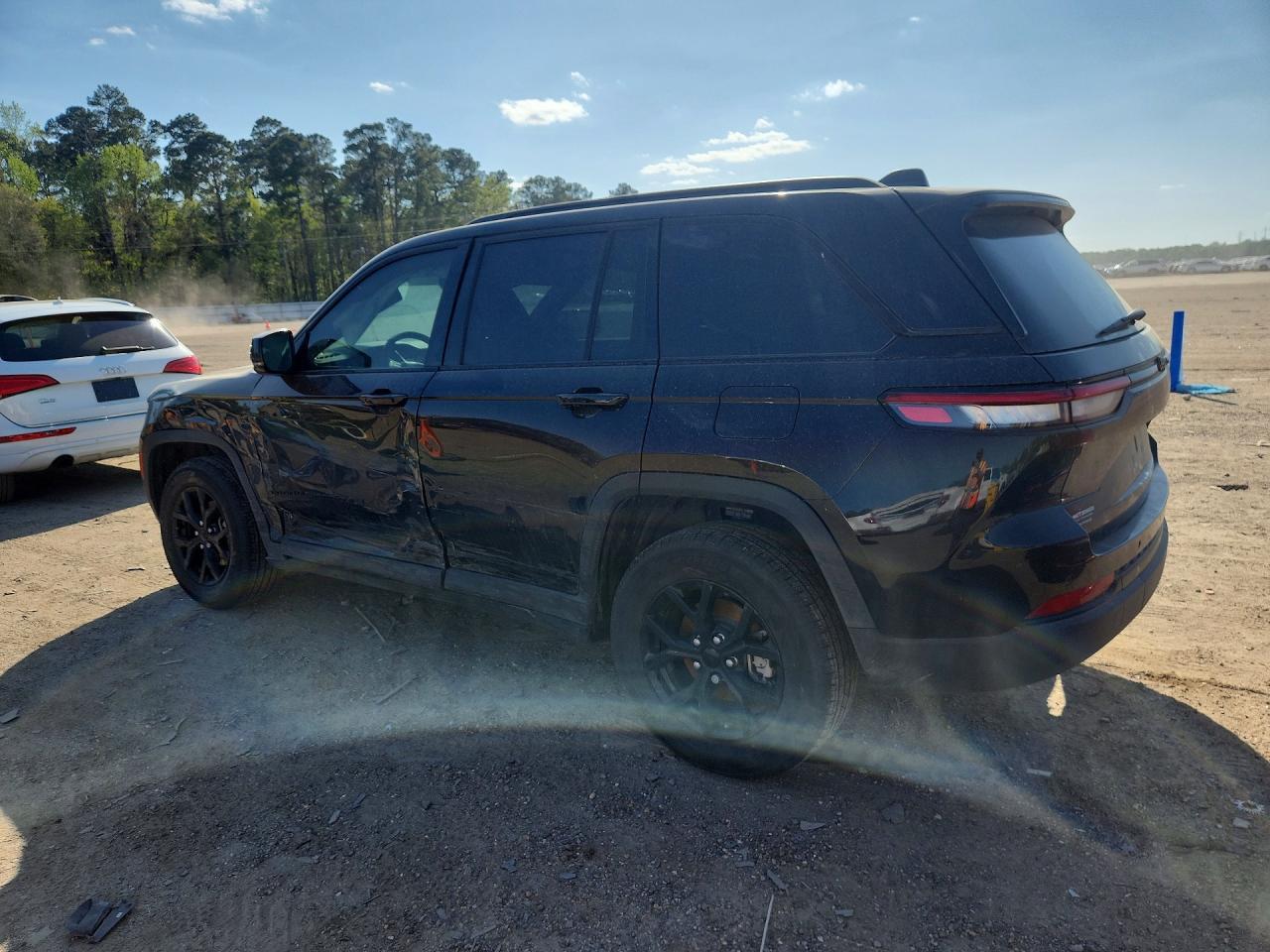 2025 Jeep Grand Cherokee Laredo - Image 2