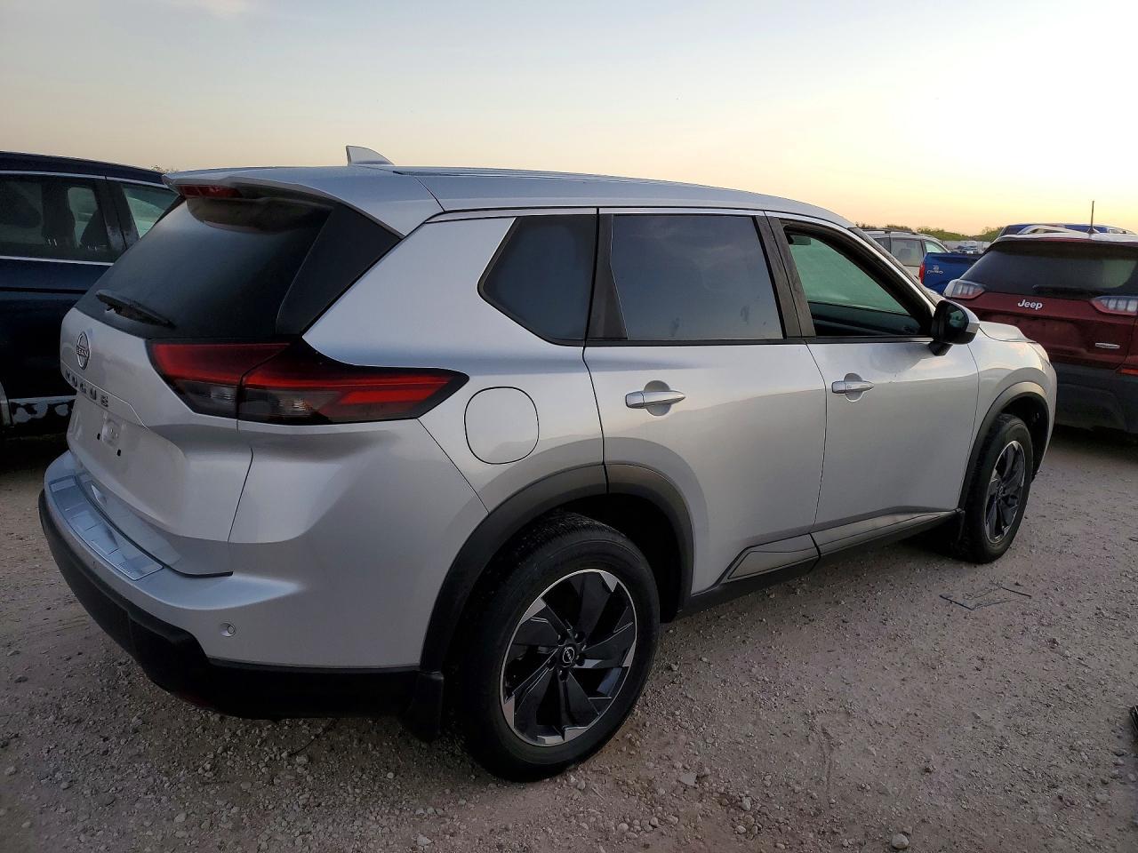 2025 Nissan Rogue Sv - Фото 3