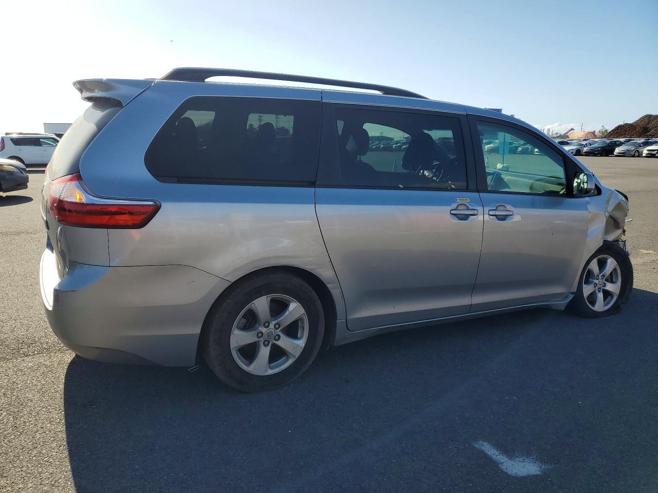 2017 Toyota Sienna Le 8-Passenger - Фото 3