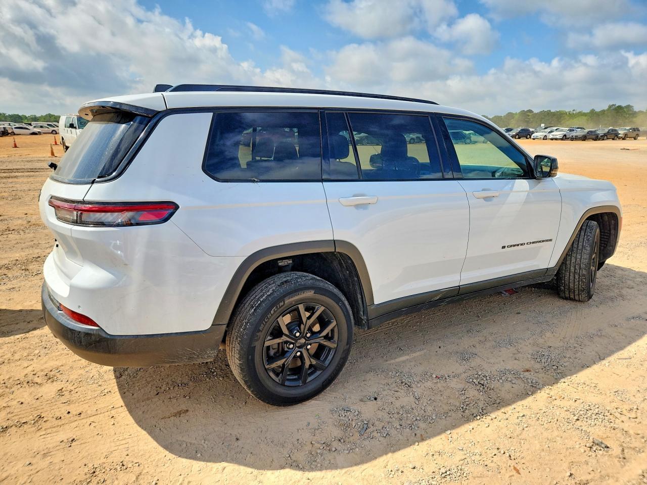 2024 Jeep Grand Cherokee L Laredo - Image 3