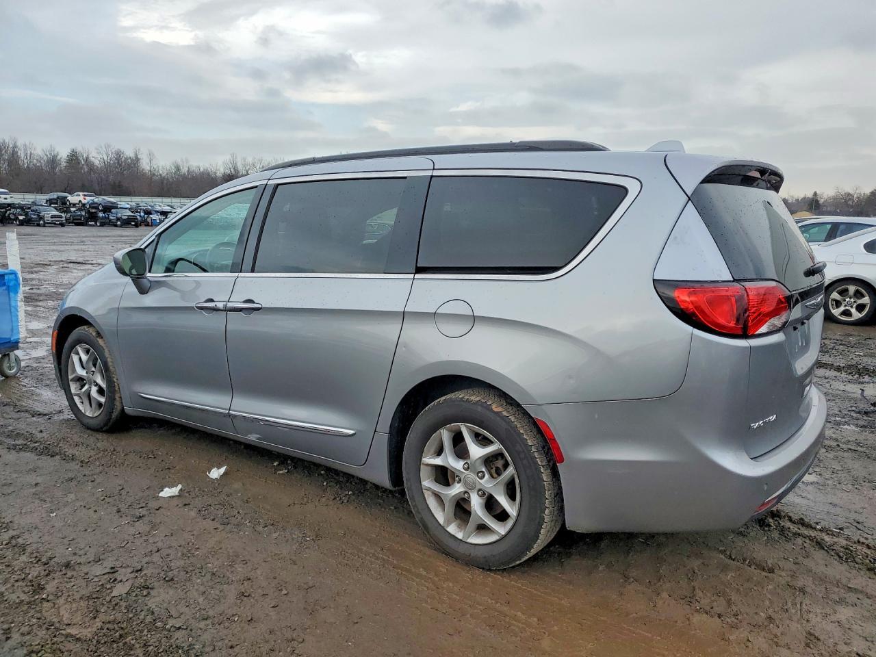 2017 Chrysler Pacifica Touring L - Image 2