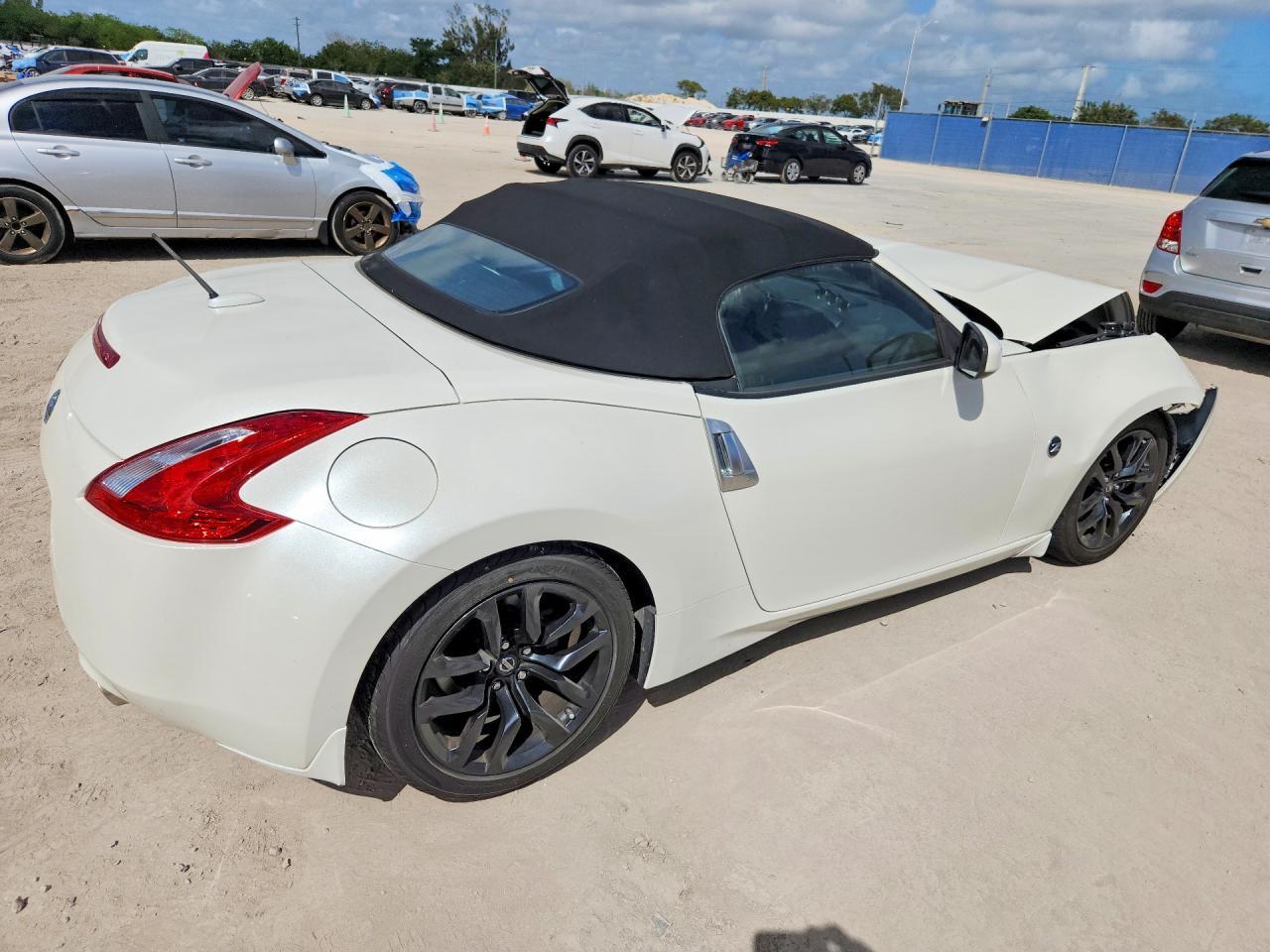 2017 Nissan 370Z Roadster - Фото 3
