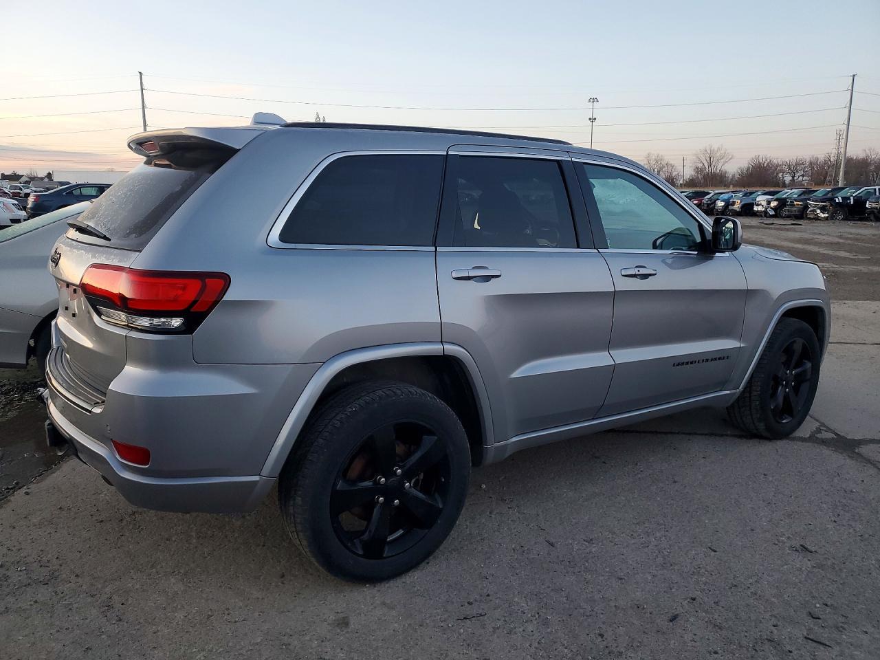 2015 Jeep Grand Cherokee Laredo - Image 3