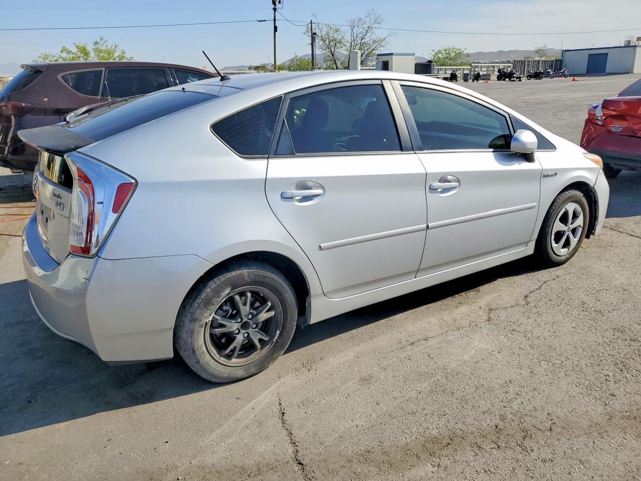 2015 Toyota Prius Two - Фото 3