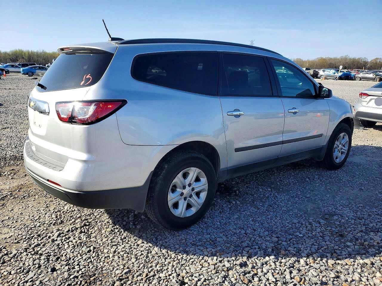 2017 Chevrolet Traverse Ls - Фото 3