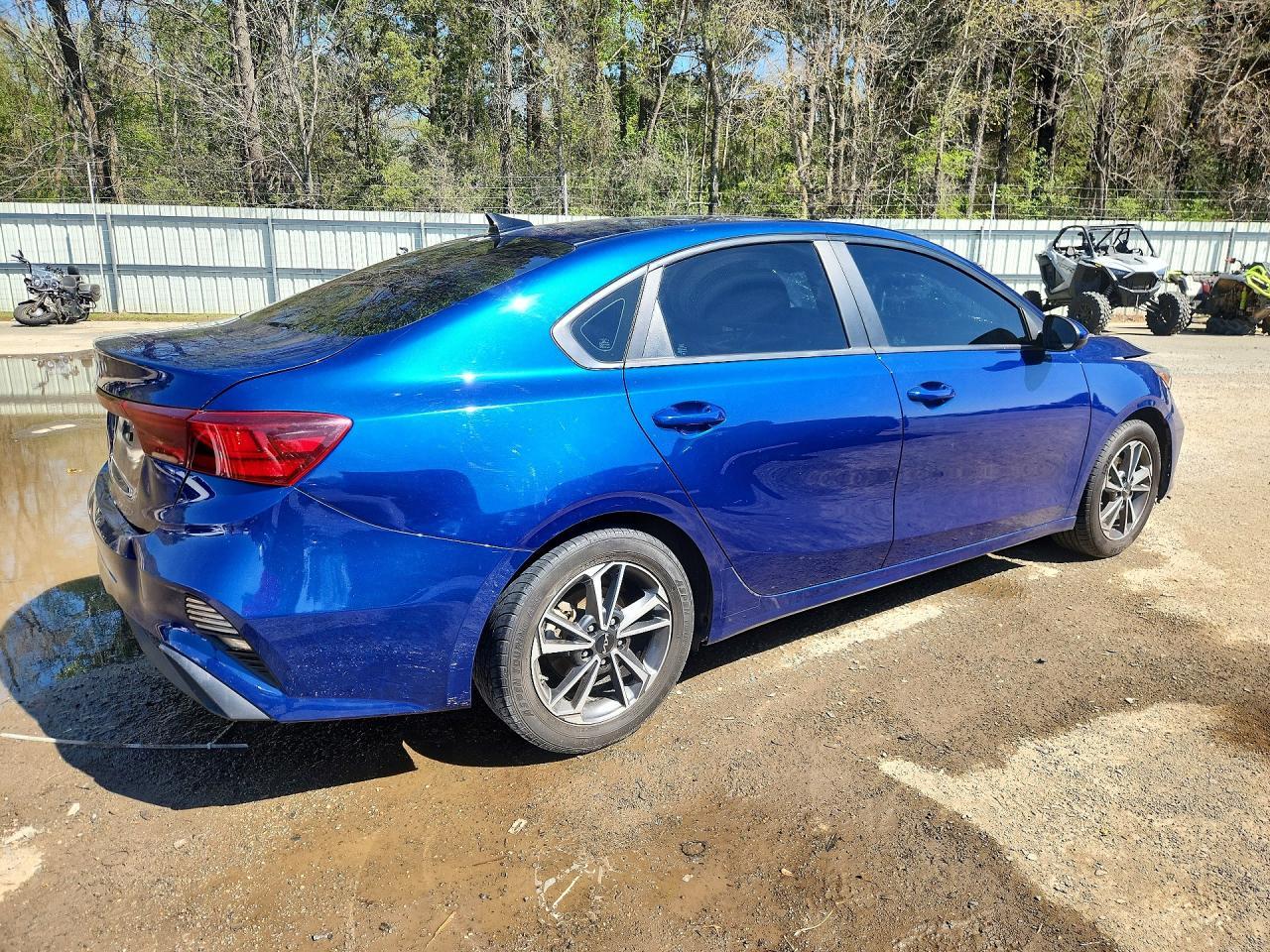 2022 Kia Forte Lxs - Image 3