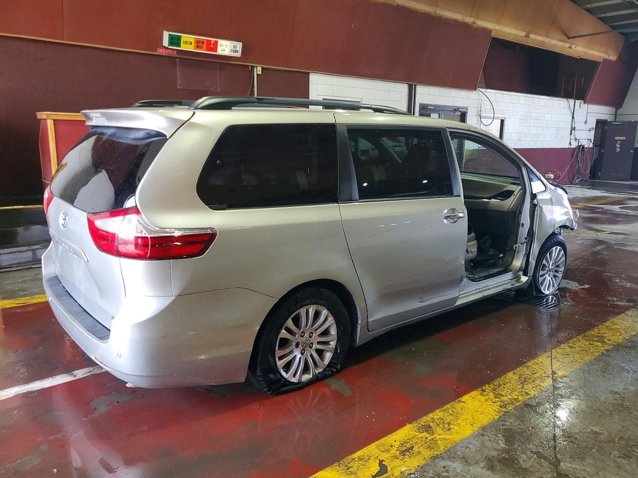 2015 Toyota Sienna Xle 8-Passenger - Image 3