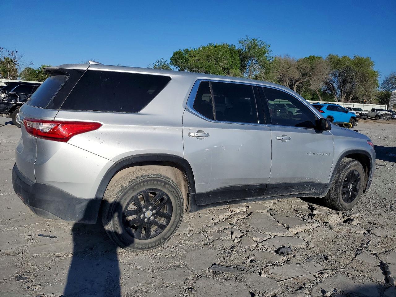 2021 Chevrolet Traverse Ls - Фото 3