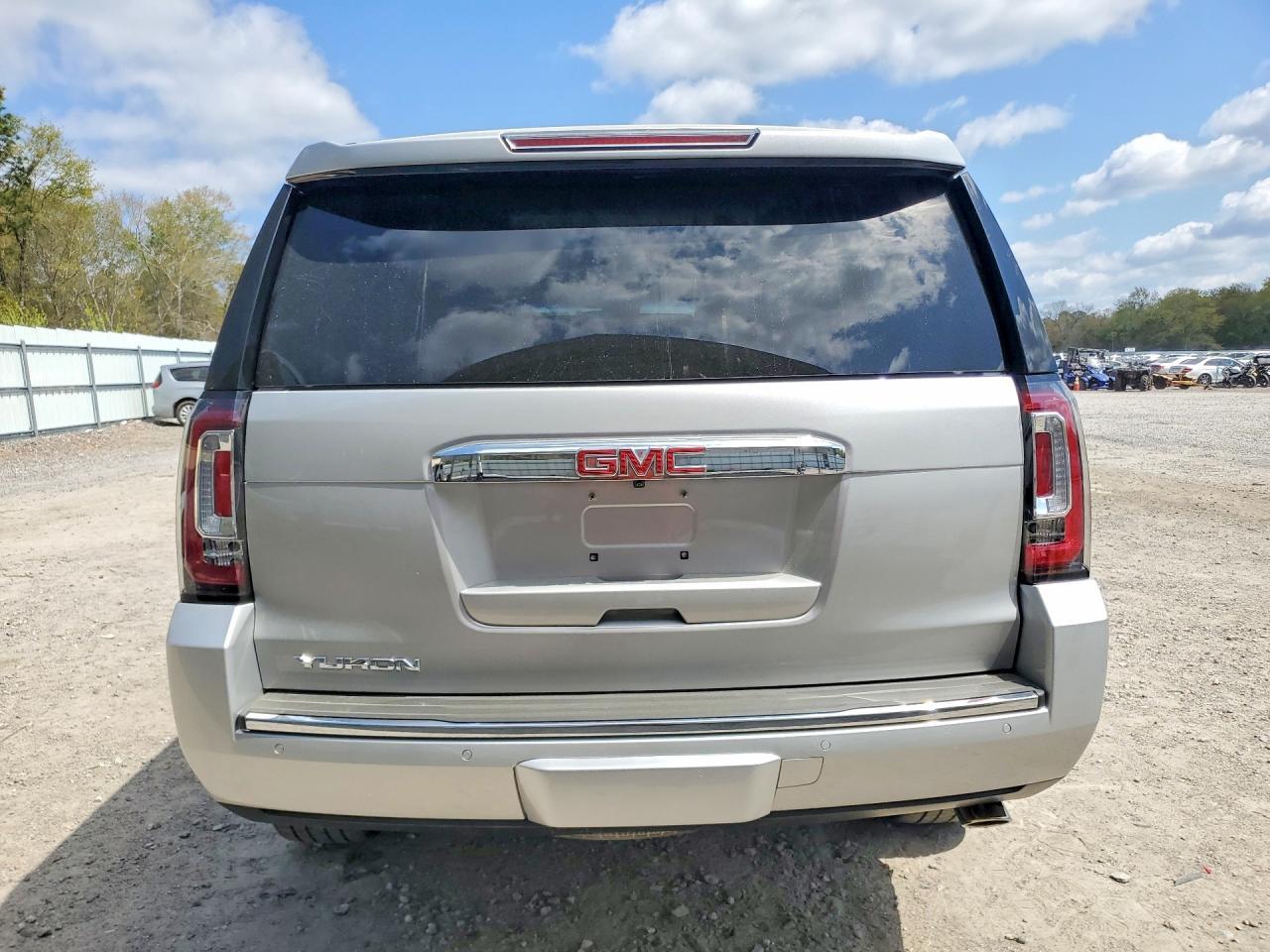 2020 GMC Yukon Denali - Image 6