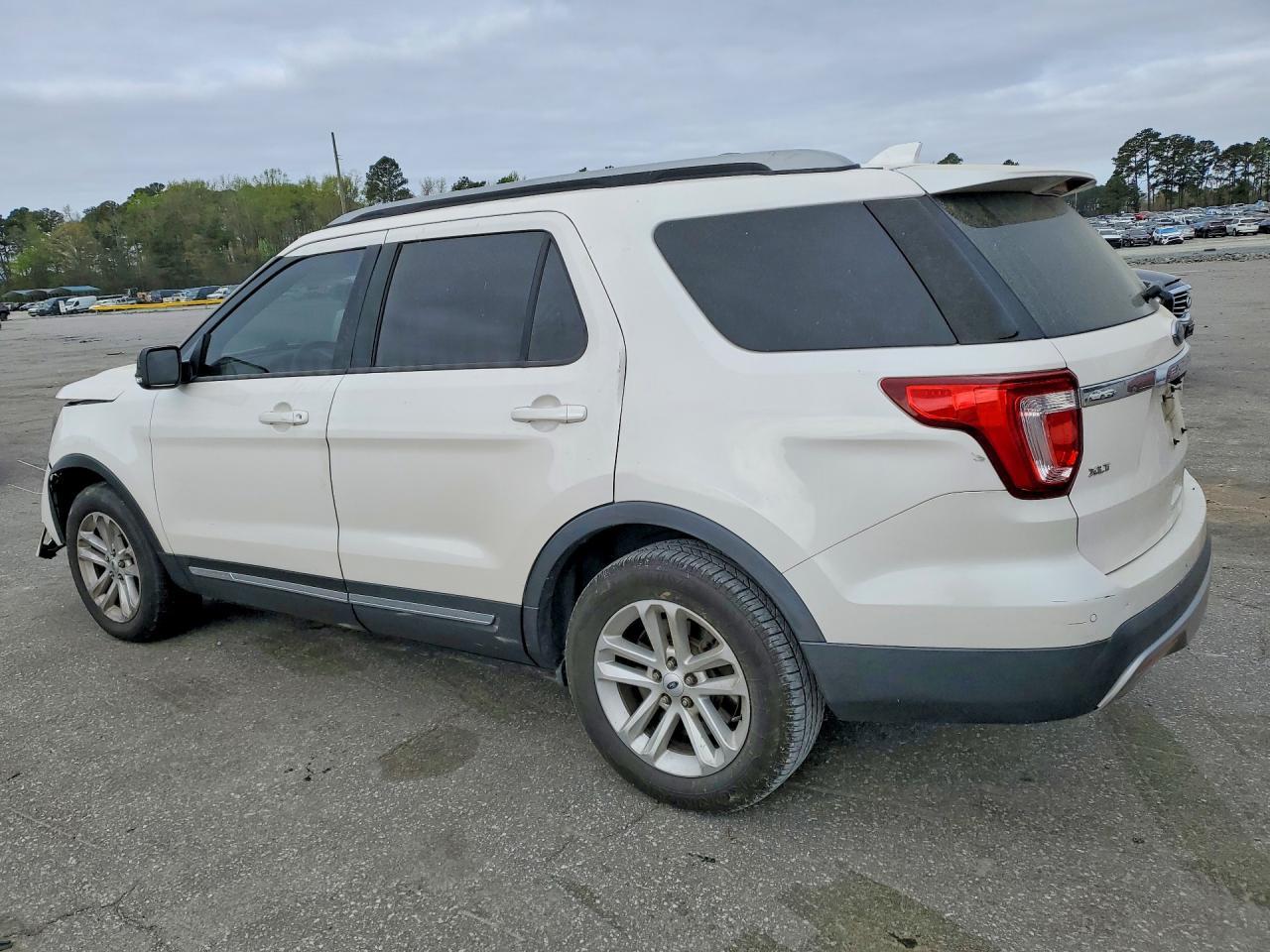 2017 Ford Explorer Xlt - Image 2