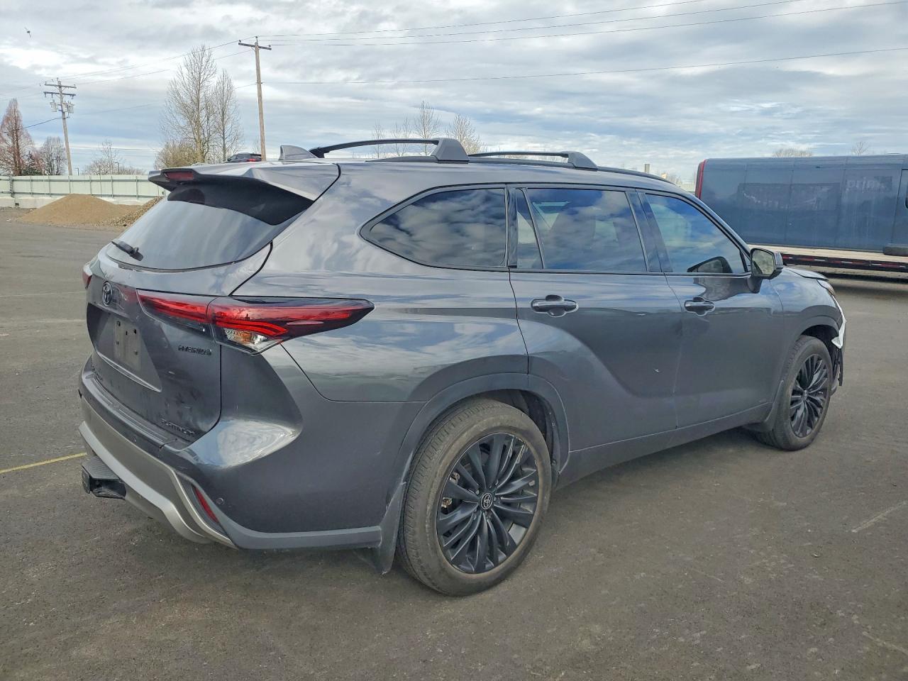 2024 Toyota Highlander Hybrid Platinum - Image 3