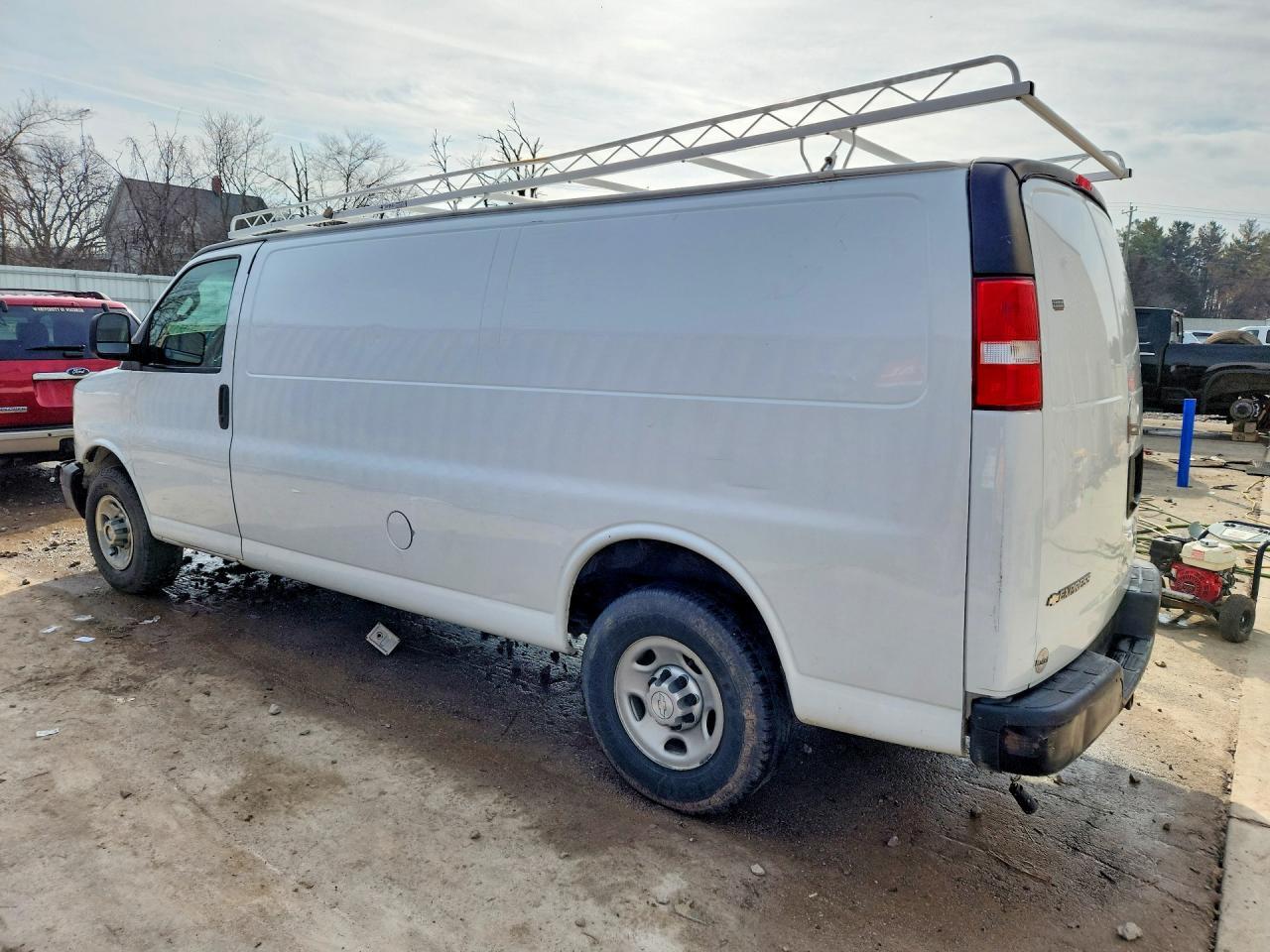 2017 Chevrolet Express 2500 Cargo Utility / Service Van - Фото 2