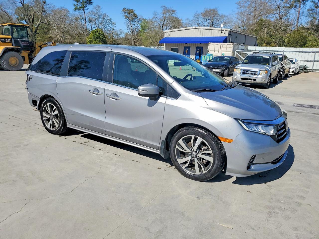 2023 Honda Odyssey Touring - Image 4