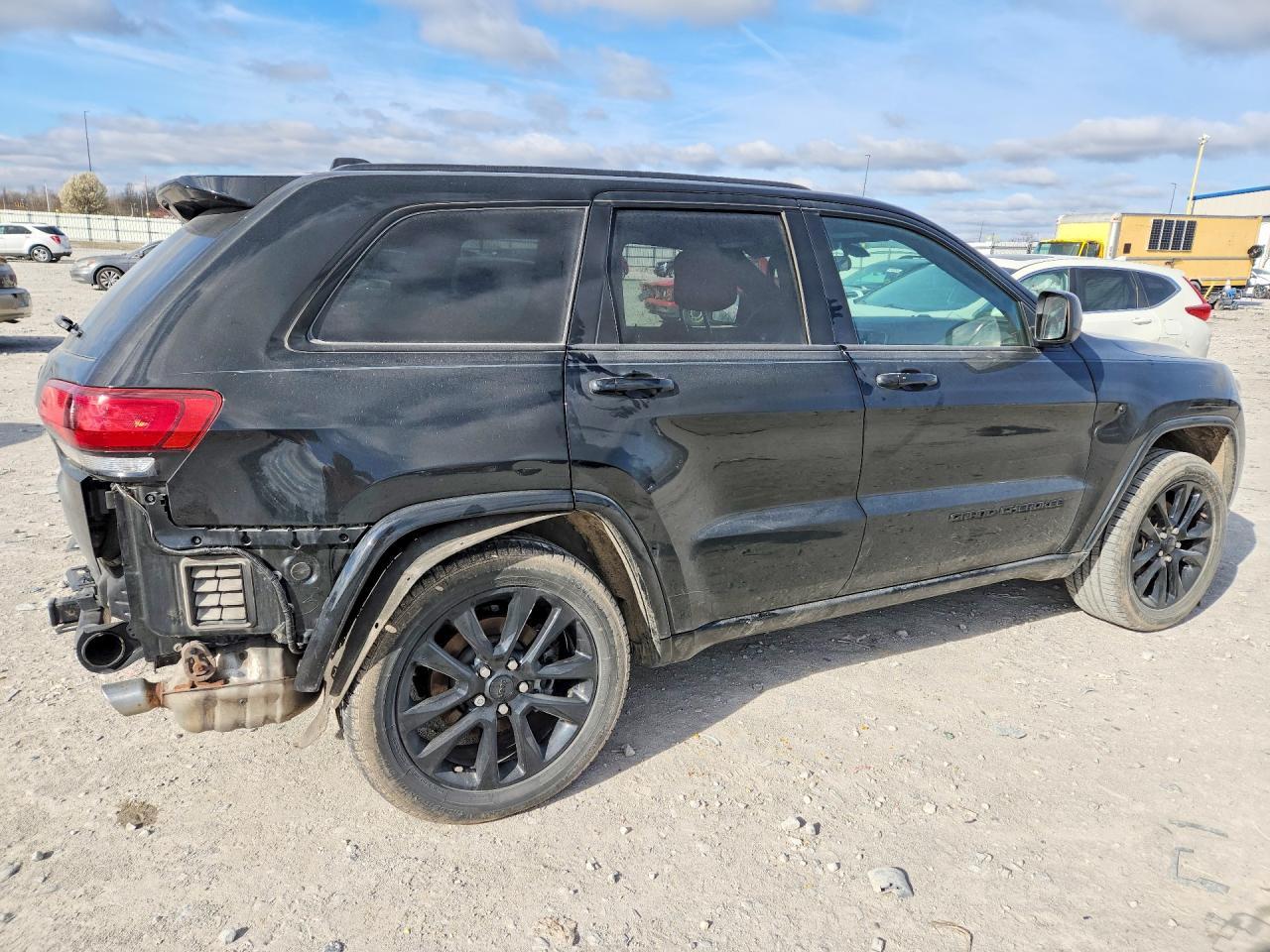 2021 Jeep Grand Cherokee Laredo - Image 3