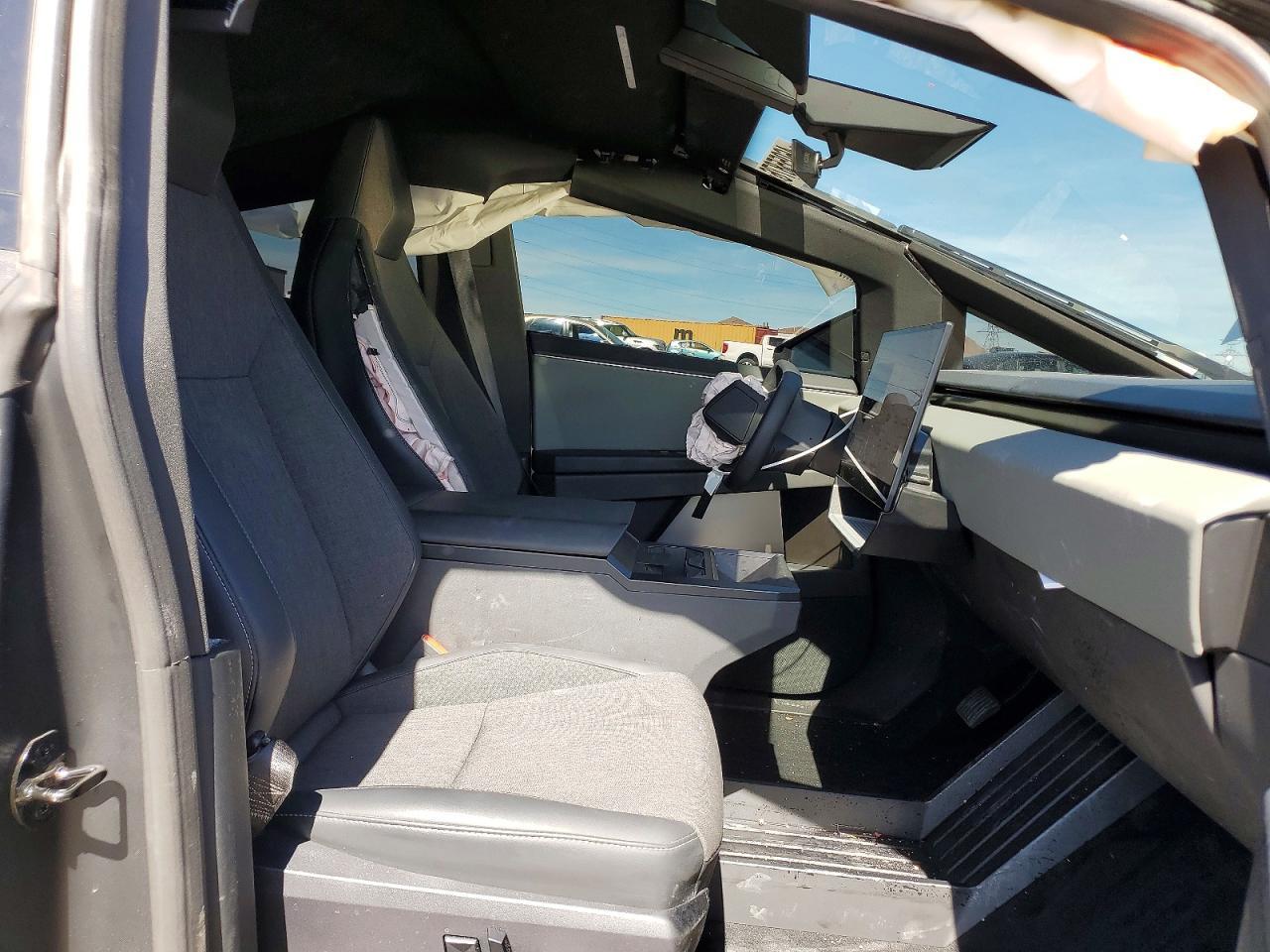 2025 Tesla Cybertruck - Image 7