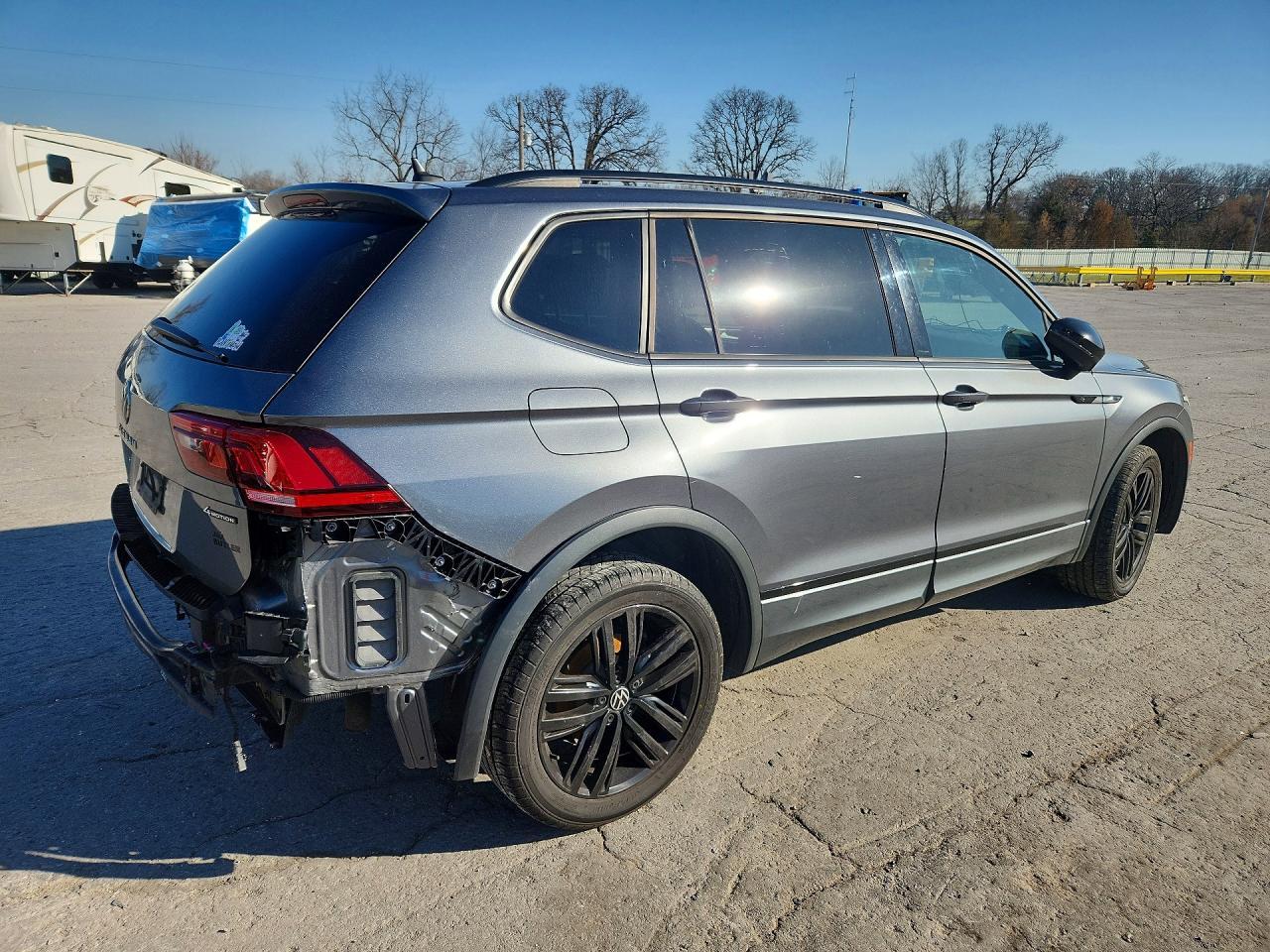 2022 Volkswagen Tiguan Se R-Line Black - Image 3