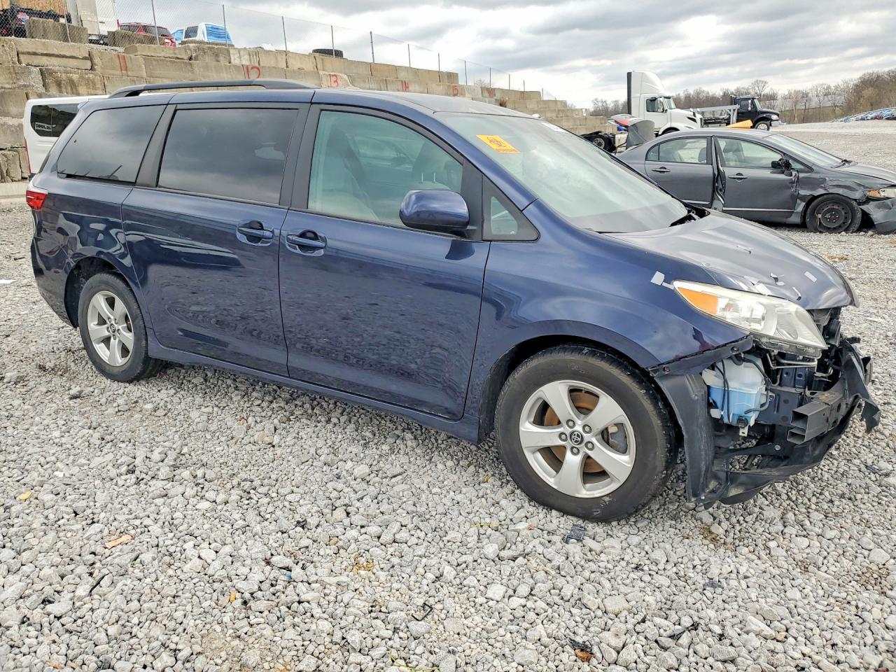 2018 Toyota Sienna Le 8-Passenger - Фото 4