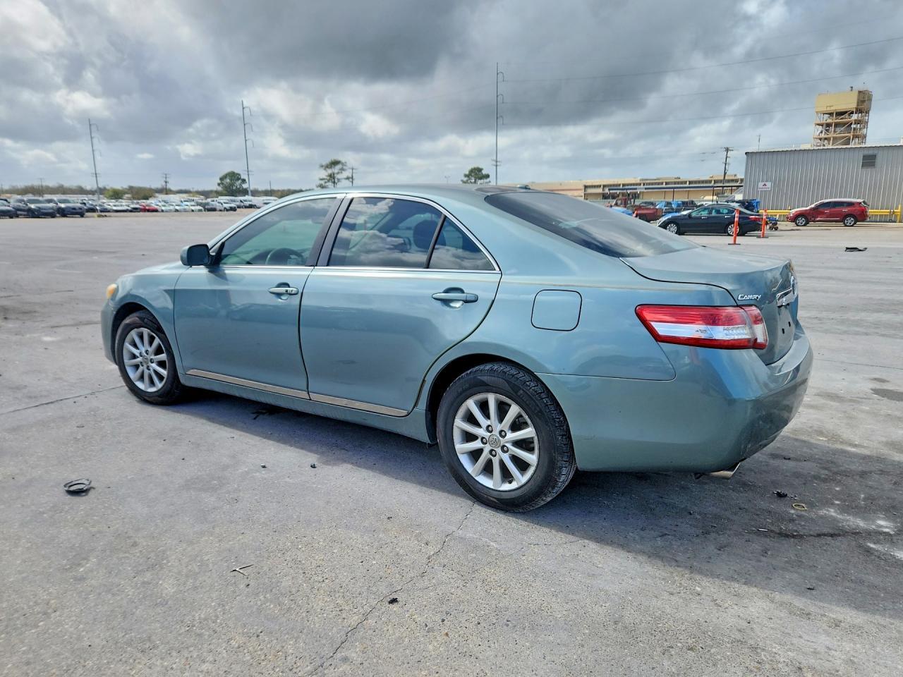 2011 Toyota Camry Xle V6 - Image 2