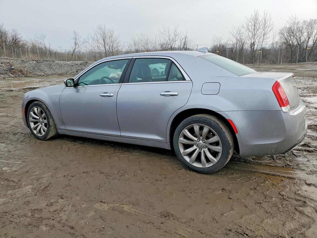 2018 Chrysler 300 Limited - Фото 2