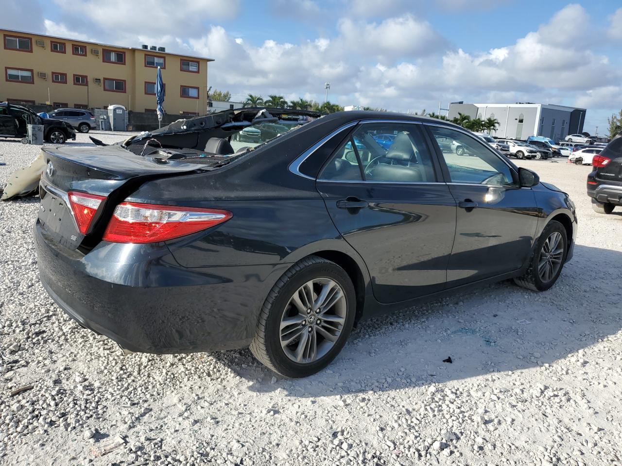 2016 Toyota Camry Se - Image 3