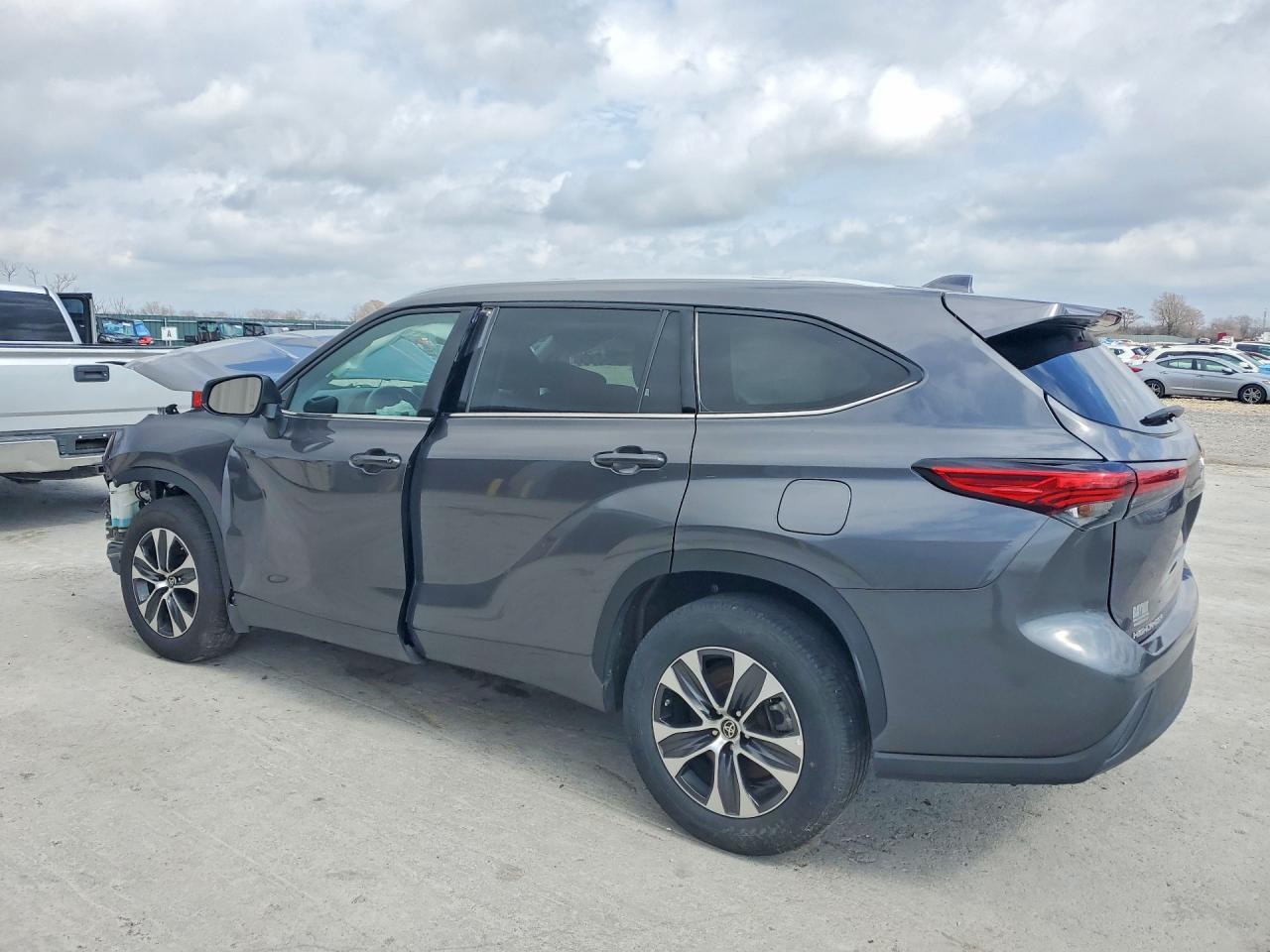 2022 Toyota Highlander Xle - Image 2