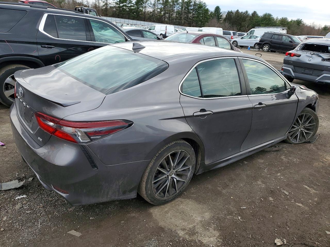 2021 Toyota Camry Se - Фото 3