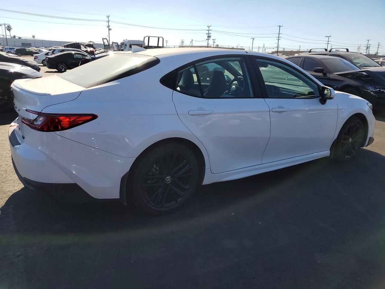 2025 Toyota Camry Se - Фото 3
