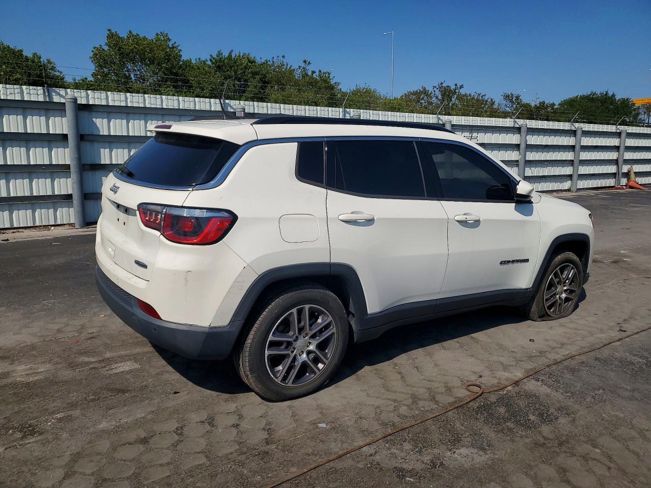 2020 Jeep Compass Latitude - Image 3
