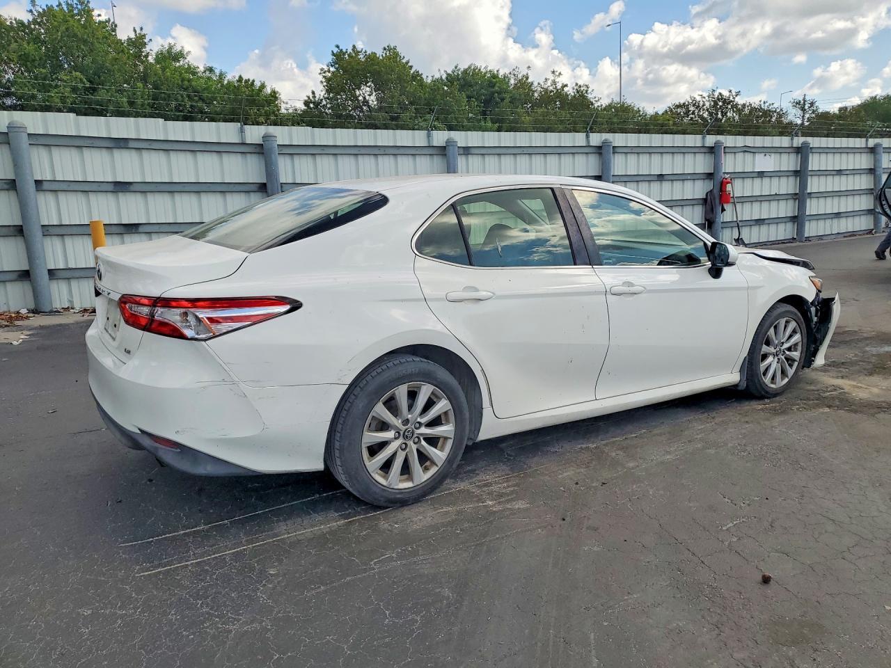 2018 Toyota Camry Le - Image 3