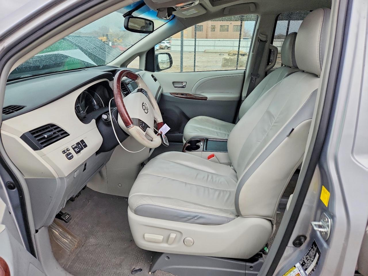 2011 Toyota Sienna Limited 7-Passenger - Фото 7