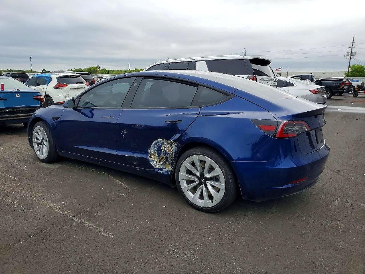 2023 Tesla Model 3 - Фото 2