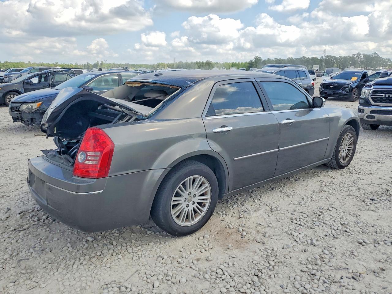 2010 Chrysler 300 Touring - Фото 3
